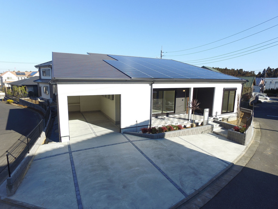 日当たりの良い南道路の角地！暮らしと快適さを兼ね備えたガレージハウス！太陽光発電21.5ｋｗ搭載の家です。